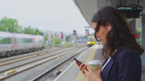 Businesswoman Earbuds Commuting Work Waiting Train Railway Platform Answering Call — Vídeos de Stock