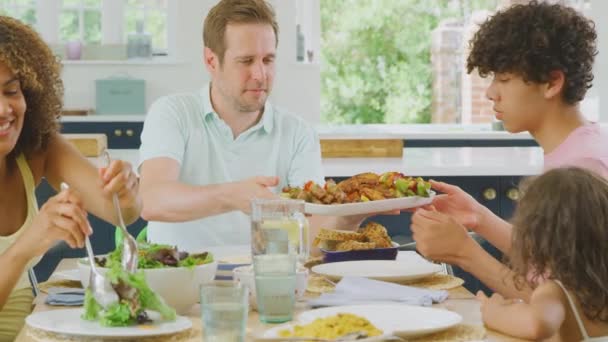 Familia Multirracial Sentada Alrededor Mesa Cocina Casa Comiendo Comida Saludable — Vídeos de Stock