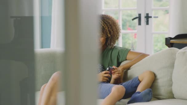 Мать Сын Сидят Дома Диване Вместе Играют Видеоигры Мобильном Телефоне — стоковое видео