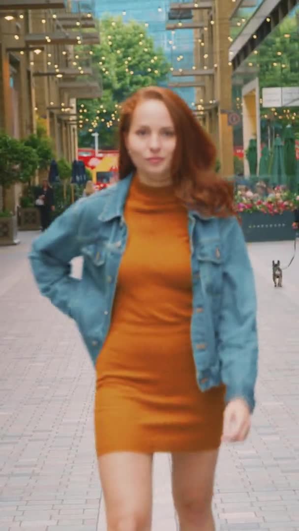 Vertical Video Portrait Young Female Vlogger Social Influencer Travelling City — Vídeos de Stock