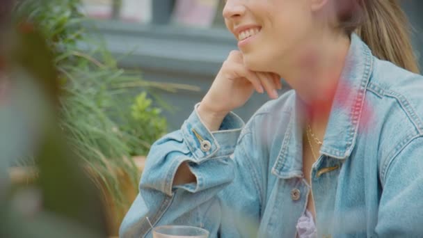 Detailní Záběr Šťastného Stejného Pohlaví Ženský Pár Rande Setkání Kavárně — Stock video