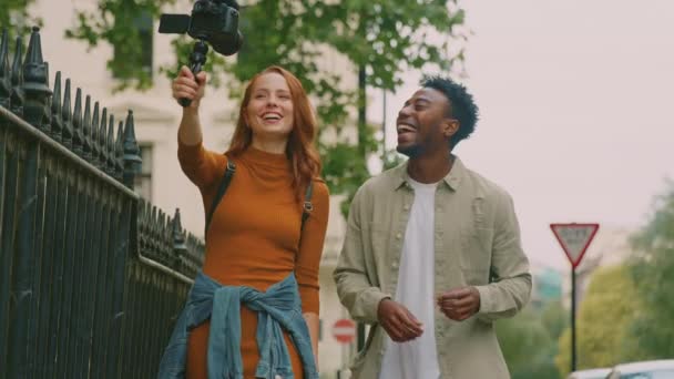 Young Couple Travelling City Recording Travel Vlog Video Camera Shot — Vídeos de Stock