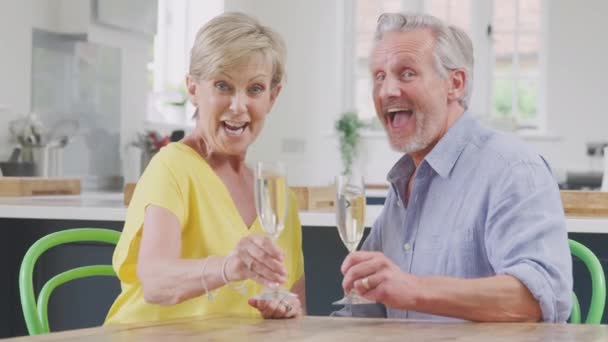 Anziani Pensione Che Festeggiano Brindisi Con Bicchiere Champagne Casa Serata — Video Stock
