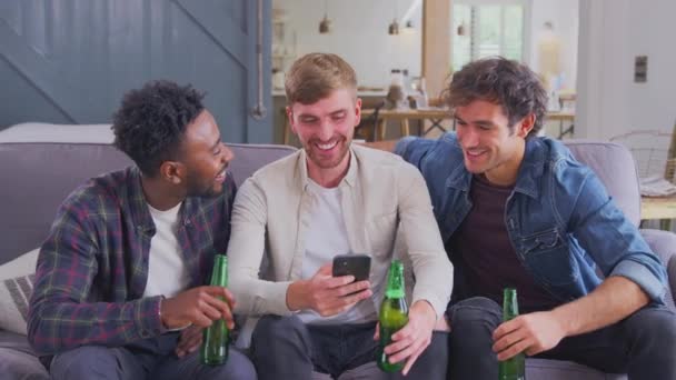 Multi Culturele Groep Mannelijke Vrienden Zitten Thuis Bank Bier Drinken — Stockvideo