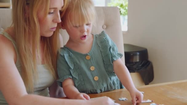 Filmaufnahmen Von Schönen Jungen Mutter Und Tochter Spielen Mit Puzzle — Stockvideo