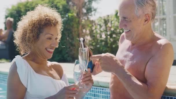 Seniorenpaar Sommerurlaub Mann Knallt Sektflasche Bevor Glas Einschenkt Und Mit — Stockvideo