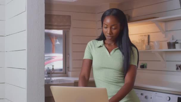 Jovem Mulher Balcão Cozinha Com Laptop Trabalhando Casa Atender Chamada — Vídeo de Stock