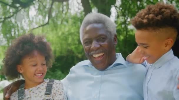 Αγαπημένος Παππούς Μιλώντας Εγγόνια Στον Κήπο Στο Σπίτι Πυροβόλησε Αργή — Αρχείο Βίντεο