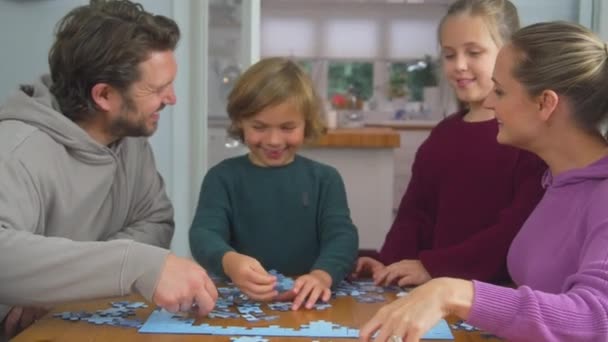 Bambini Con Genitori Seduti Tavola Casa Fare Puzzle Insieme Girato — Video Stock