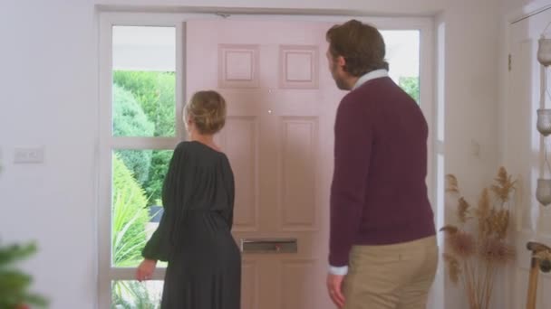 Couple Greeting Senior Parents Front Door Arrive Presents Celebrate Family — Videoclip de stoc