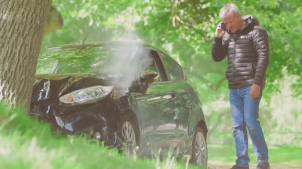 Starší Muž Vystupuje Kouřícího Auta Kontroluje Poškození Nehody Vjezdu Stromu — Stock video