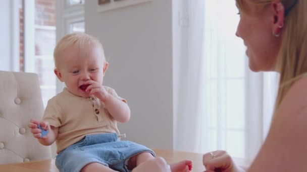 Filmaufnahmen Der Schönen Jungen Mutter Und Ihres Sohnes Beim Spielen — Stockvideo