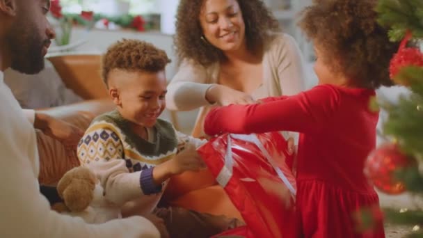 Meisje Uitpakken Cadeau Als Familie Uitwisseling Geschenken Rond Kerstboom Thuis — Stockvideo