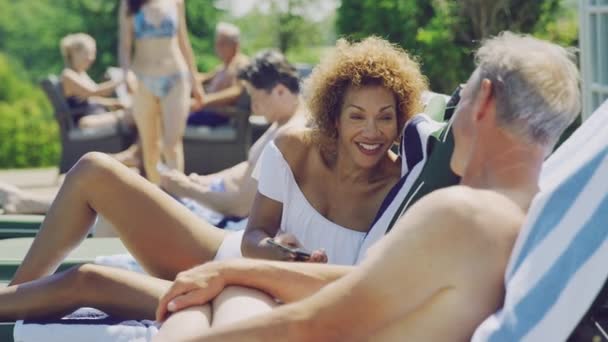 Rentnerehepaar Entspannt Sich Sommerurlaub Auf Liegestühlen Pool Aufgenommen Zeitlupe — Stockvideo