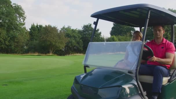 Couple Driving Buggy Course Playing Golf Together Shot Slow Motion — Vídeo de Stock