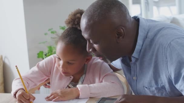 Παππούς Κάθεται Στο Τραπέζι Την Εγγονή Βοηθώντας Την Σπίτι Σχολείο — Αρχείο Βίντεο