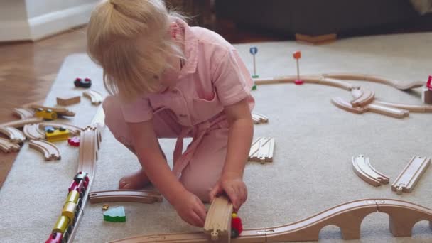 Imagens Bela Menina Brincando Com Brinquedo Ferrovia Chão — Vídeo de Stock