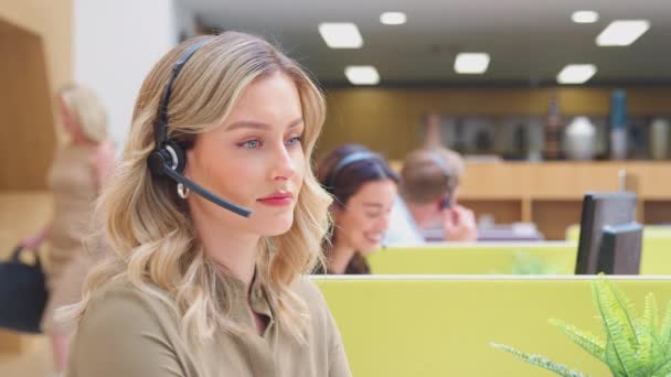 Camera Tracks Screen Showing Businesswoman Wearing Wireless Headset Microphone Sitting — Vídeo de Stock
