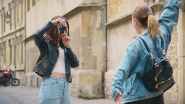 Samma Kön Kvinnliga Par Bilder Varandra Retro Digitalkamera Runt Oxford — Stockvideo