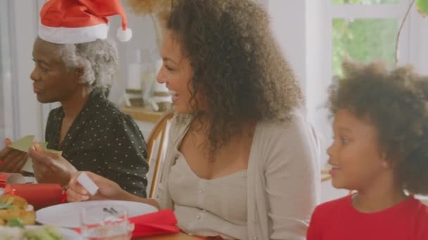 Multi Generation Family Paper Hats Reading Christmas Cracker Jokes Whilst – Stock-video