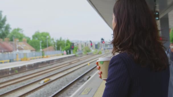 Two Businesswomen Commuting Work Waiting Train Station Platform Talking Together — ストック動画