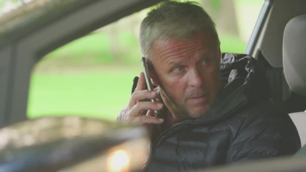 Mature Man Sitting Car Accident Making Call Mobile Phone Flashing — Vídeo de Stock