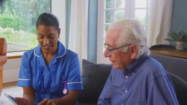 Senior Couple Home Man Talking Female Nurse Care Worker Using — Stock Video