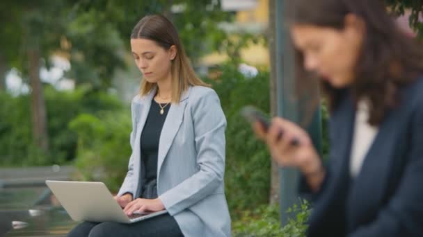 Female Office Workers Outdoors Use Laptop Mobile Phone Break Office — Vídeo de stock