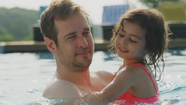 Father Daughter Having Fun Swimming Pool Summer Vacation Together Shot — Stockvideo