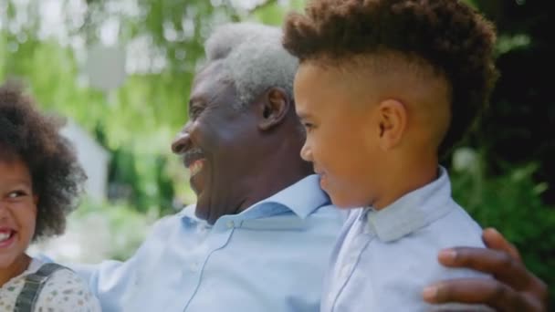 Loving Grandfather Talking Grandchildren Garden Home Shot Slow Motion — Stok video