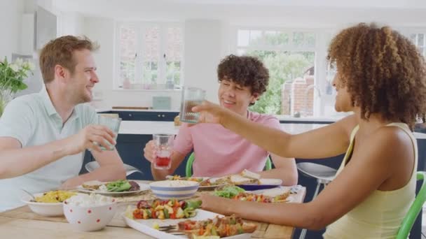 Teenagersohn Mit Multirassischen Eltern Die Hause Tisch Der Küche Sitzen — Stockvideo