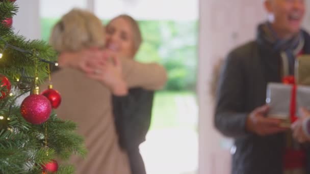 Shot Pulls Focus Couple Greet Senior Parents Front Door Arrive — Stockvideo