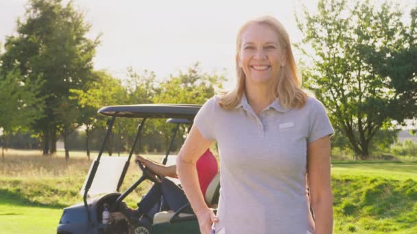 Portrait Smiling Mature Female Golfer Standing Buggy Male Playing Partner — ストック動画