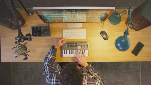 Camera Zooms Overhead View Male Musician Workstation Keyboard Microphone Studio — 图库视频影像