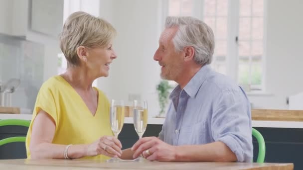 Kussen Gepensioneerd Paar Vieren Thuis Met Glas Champagne Date Avond — Stockvideo