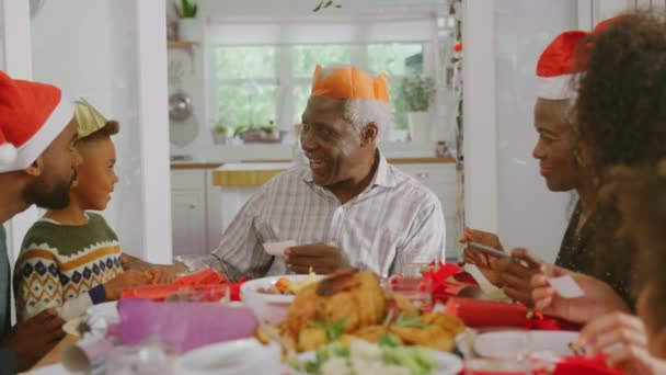 Multi Generation Family Paper Hats Reading Christmas Cracker Jokes Whilst — ストック動画
