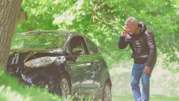 Volwassen Man Stapt Uit Roken Auto Het Inspecteren Van Schade — Stockvideo