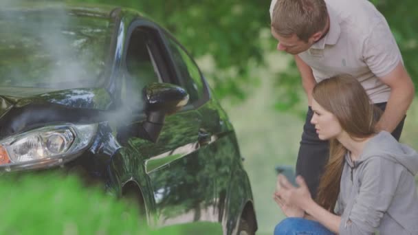 Paar Door Roken Auto Inspecteren Schade Aan Ongevallen Bellen Hulpdiensten — Stockvideo