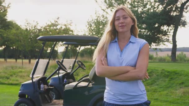 Portrait Smiling Female Golfer Standing Buggy Course Shot Slow Motion — Vídeo de Stock