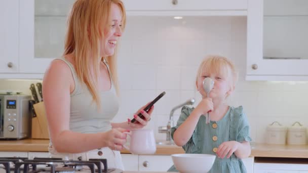 Filmaufnahmen Der Schönen Jungen Mutter Und Tochter Wie Sie Beim — Stockvideo