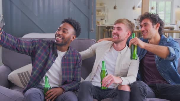 Multi Cultural Group Male Friends Sitting Sofa Home Posing Selfie — Vídeos de Stock