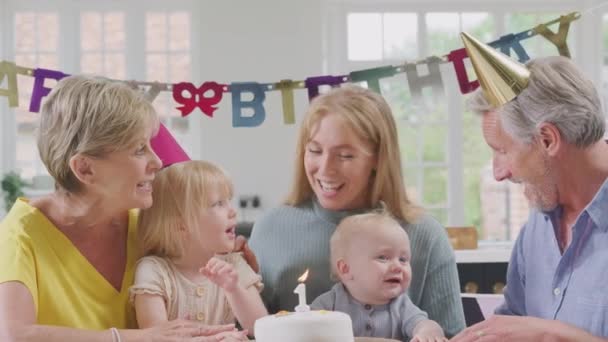 Familiebijeenkomst Van Meerdere Generaties Thuis Eerste Verjaardag Van Kleinzoon Vieren — Stockvideo