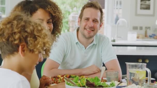 Wielorasowy Rodzina Siedzi Przy Stole Kuchni Domu Jedząc Zdrowy Posiłek — Wideo stockowe