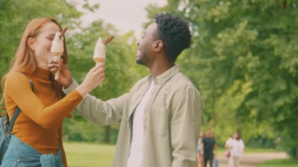 Молодая Пара Путешествующая Городскому Парку Поедающая Мороженое Вместе Снимается Замедленной — стоковое видео