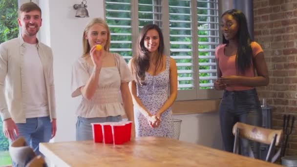 Мультикультурная Группа Друзей Играют Игру Дома Вместе Бросая Мяч Бумажную — стоковое видео