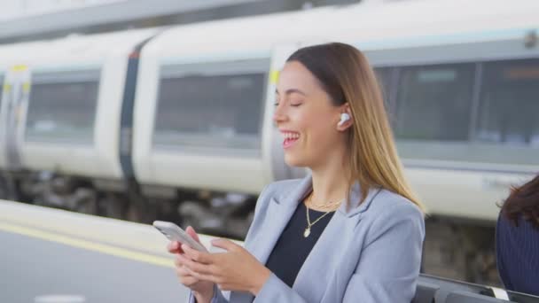 Businesswoman Earbuds Commuting Work Waiting Train Railway Platform Answering Call — Vídeos de Stock