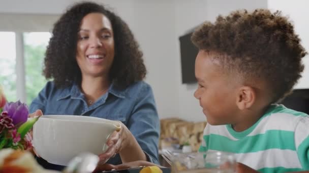 Matka Syn Sedí Doma Stolu Společně Užívají Jídlo Mnohagenerační Rodinou — Stock video