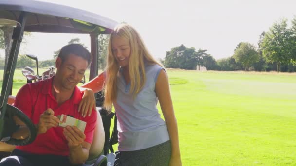 Casal Jogando Rodada Golfe Sentado Buggy Verificando Cartão Pontuação Juntos — Vídeo de Stock