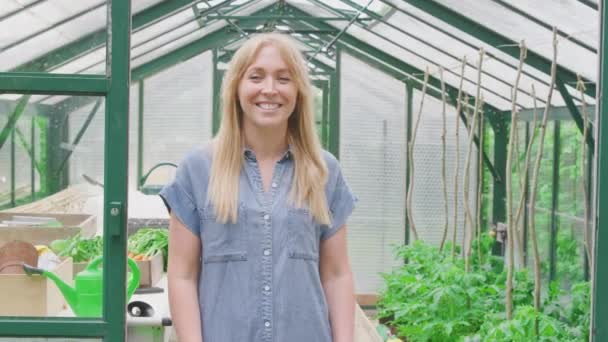 Portrait Smiling Woman Growing Vegetables Standing Doorway Greenhouse Folding Arms — Vídeos de Stock