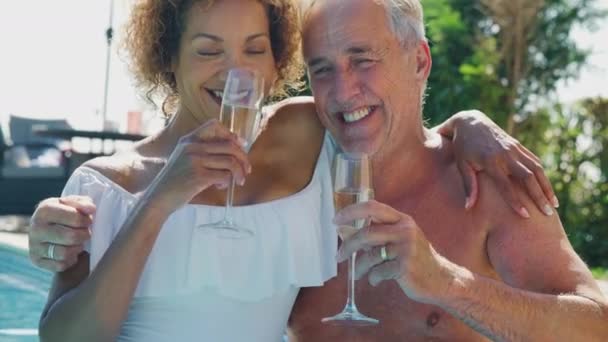Starší Pár Letních Prázdninách Popíjení Sklenice Šampaňského Venkovním Bazénu Záběr — Stock video